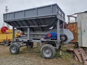 Питатель на прицепе 6-7 кубов