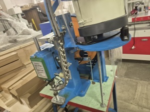 Станок полуавтомат для установки кольца в торец папки