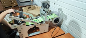 Полуавтоматический MT-50 с встроенным датером для нанесения самоклеящихся этикеток на цилиндрическую тару