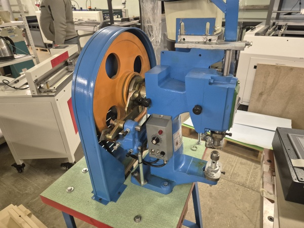 Станок полуавтомат для установки кольца в торец папки