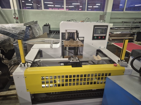 Полуавтомат для сборки пеналов