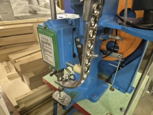 Станок полуавтомат для установки кольца в торец папки