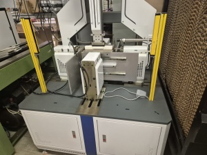 Полуавтоматическая машина для загибки клапанов на нестандартных коробках