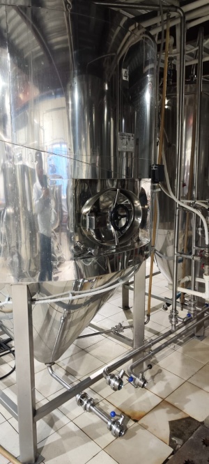 Цилиндро-конический бродильный аппарат (ЦКТ) объёмом 2200 литров, изготовленный из нержавеющей стали, с двумя контурами охлаждения