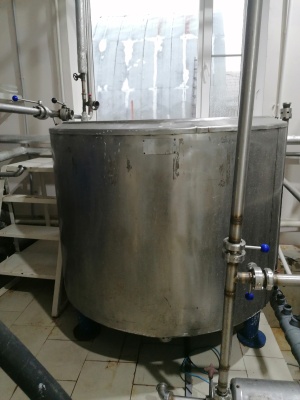 Молочное оборудование: холод.камера 100м3, ВТН-2,5(2шт), РПУ, ванна с перегородкой, ОСВ-4, СИПмойка, 5т емкость для молока,чиллер, сепаратор