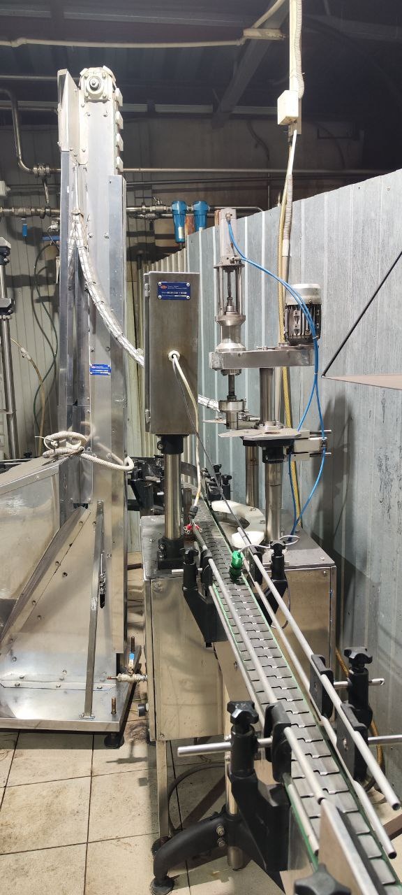 Угловой ленточный транспортер из нержавеющей стали для подачи и перемещения продукции на производственных линиях