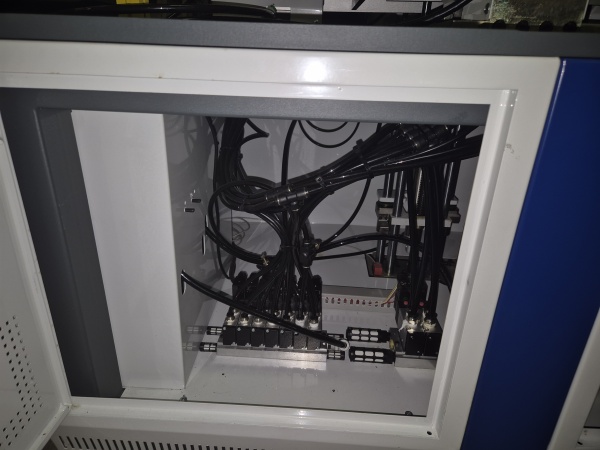 Полуавтоматическая машина для загибки клапанов на нестандартных коробках