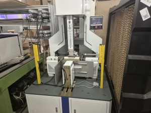 Полуавтоматическая машина для загибки клапанов на нестандартных коробках