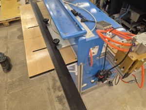 Полуавтомат для резки V-образных пазов переплртной крышки/