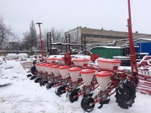 Сеялка пневматическая междурядная УПС 8 точного высева