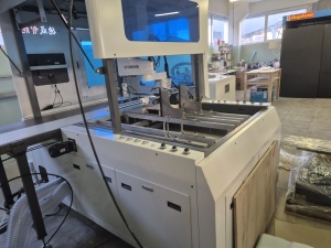 Крышкоделка-автомат DS650PK, 2024 г.в. - клеемазка с роботом Yamaha