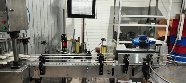 Ленточный транспортер из нержавеющей стали для подачи и перемещения продукции на производственных линиях