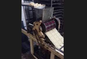 Ротационная машина для формовки сахарного печения