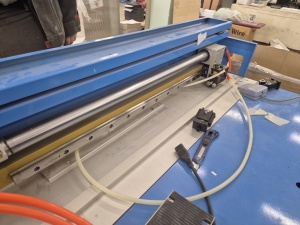 Полуавтомат для резки V-образных пазов переплртной крышки/