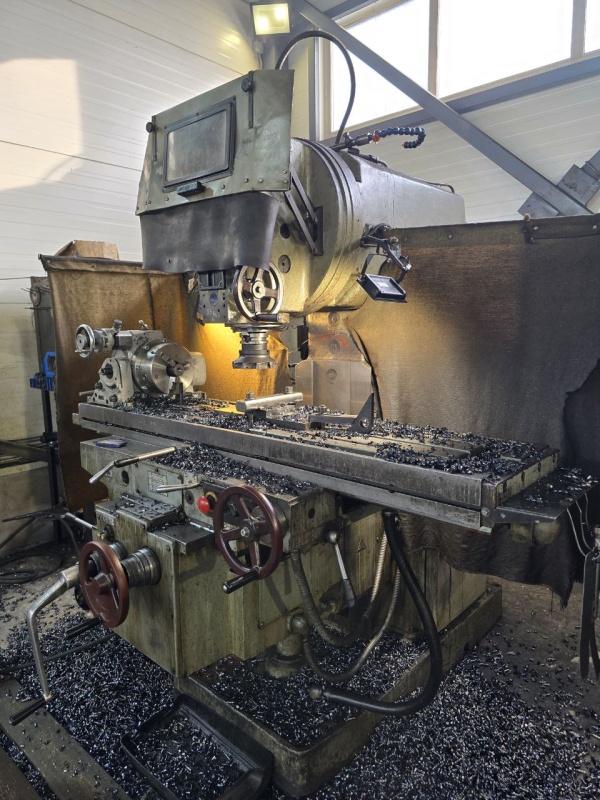 ВМ127М вертикально-фрезерный станок 1990г.в. с УЦИ