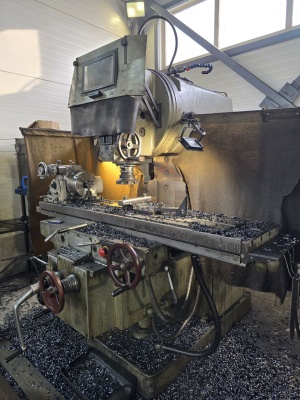 ВМ127М вертикально-фрезерный станок 1990г.в. с УЦИ