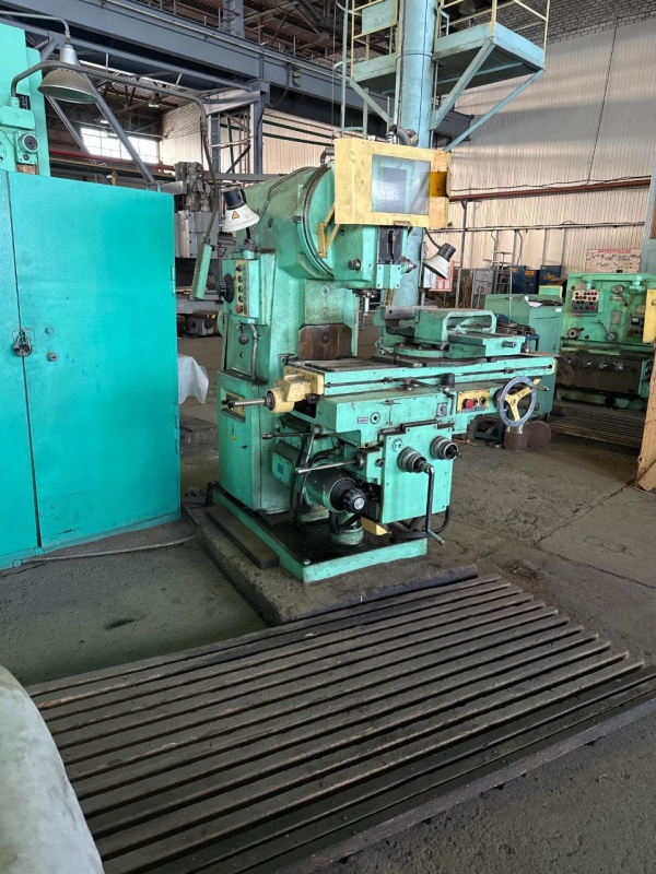 Вертикально-фрезерный станок 6Р12