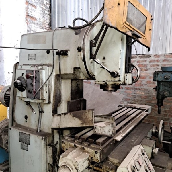 Вертикально-фрезерный станок 6Т12Ф20 – требует ремонта