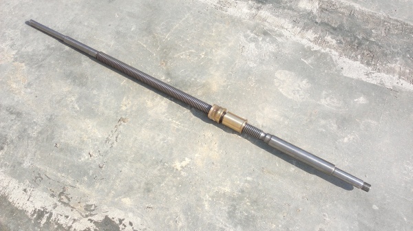 Винт в комплекте с гайками поперечного типа для кареток трубных станков моделей 1Н983, 1А983, 1М983, СА983, РТ983