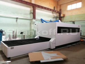 Оптоволоконный лазерный станок в защитной кабине XTC-1530G/6000 Reci