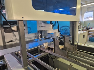 Крышкоделка-автомат DS650PK, 2024 г.в. - клеемазка с роботом Yamaha