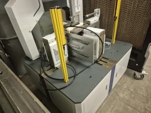 Полуавтоматическая машина для загибки клапанов на нестандартных коробках