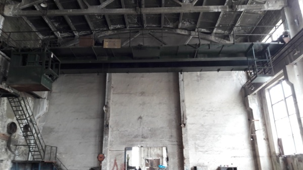 Мостовой кран в рабочем состоянии, грузоподъемность 5 тонн