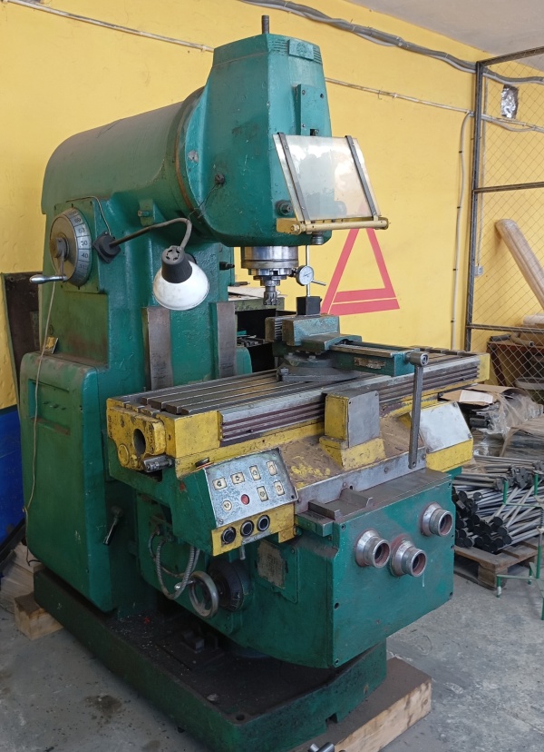 Осуществляем продажу вертикально-фрезерного станка СФ35 (аналог 6Р12, 6Т12)