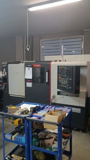 Cтaнок токaрнo-фрeзeрный SMEC SL2000AM с устройством подачи прутка Fedek DH65L-S2