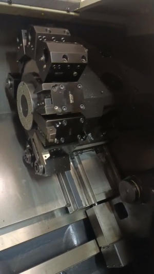 Cтaнок токaрнo-фрeзeрный SMEC SL2000AM с устройством подачи прутка Fedek DH65L-S2