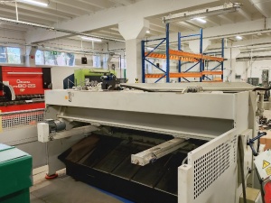 Гидравлические гильотинные ножницы MVD B06-3100