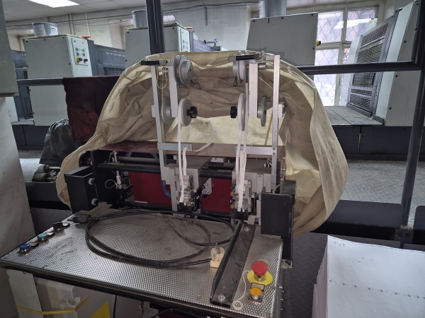 Машина для приклейки каптала Tecnograf Easy Band