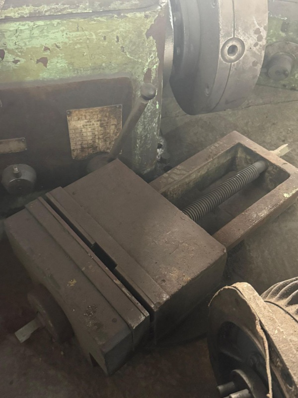 Тиски станочные на 320 мм. с губками