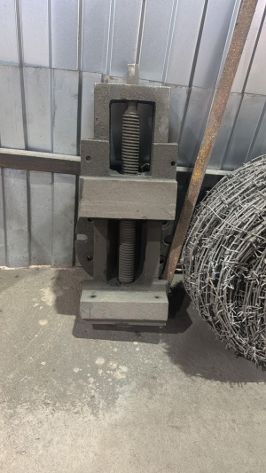 Тиски станочные на 200 мм без губок