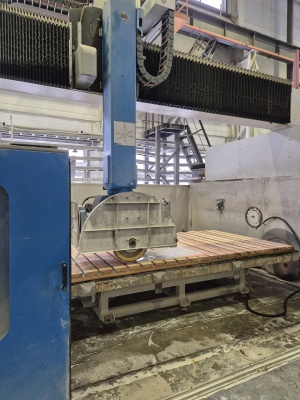 5-ОСЕВАЯ, МОСТОВАЯ ЧПУ ПИЛА С ФУНКЦИЯМИ ОБРАБАТЫВАЮЩЕГО ЦЕНТРА