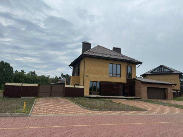 кирпичный дом 253 м² на участке 20 соток с газом и коммуникациями