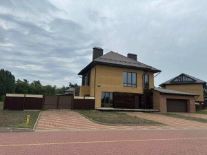 кирпичный дом 253 м² на участке 20 соток с газом и коммуникациями