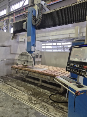 5-ОСЕВАЯ, МОСТОВАЯ ЧПУ ПИЛА С ФУНКЦИЯМИ ОБРАБАТЫВАЮЩЕГО ЦЕНТРА