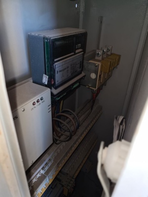 Низковольтное комплектное устройство ввода, учета, распределения и управления в собранном состоянии