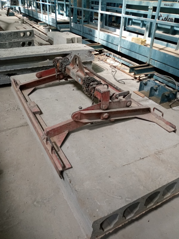 Грузоподъёмная траверса с технологическими зажимами (захватами) грузоподъёмность 2,2 тонны