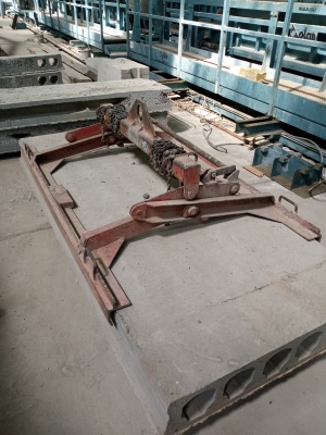 Грузоподъёмная траверса с технологическими зажимами (захватами) грузоподъёмность 2,2 тонны