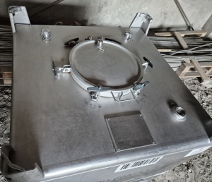 Емкость нерж 1000 л, с опорами под погрузчик