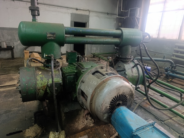 Компрессор поршневой 2ВМ 2,5 12/9 с холодильниками и шкафом управления