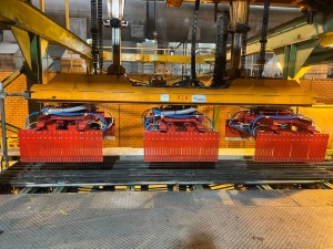 Захват для перемещения пакетов с кирпичом для автоматических производственных линии