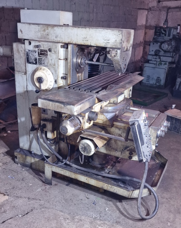 FU350R универсально-фрезерный станок с поворотным столом 2004 г.в