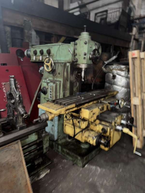 Ферезерный широкоуниверсальный станок 6Р82Ш