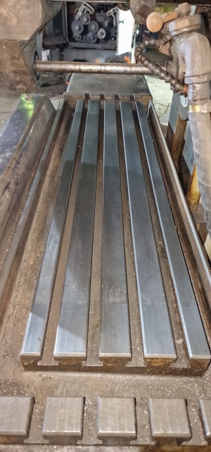 FU350R универсально-фрезерный станок с поворотным столом 2004 г.в