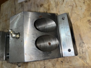 Блок тисков пара для каретки на станок резьбонарезной 5993-5А993