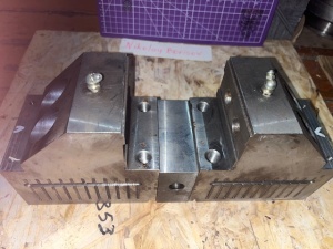 Блок тисков пара для каретки на станок резьбонарезной 5993-5А993