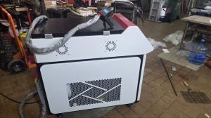 Лазерный станок IT-LM-F200F для очистки металла от ржавчины, коррозии, лака, краски и т.п